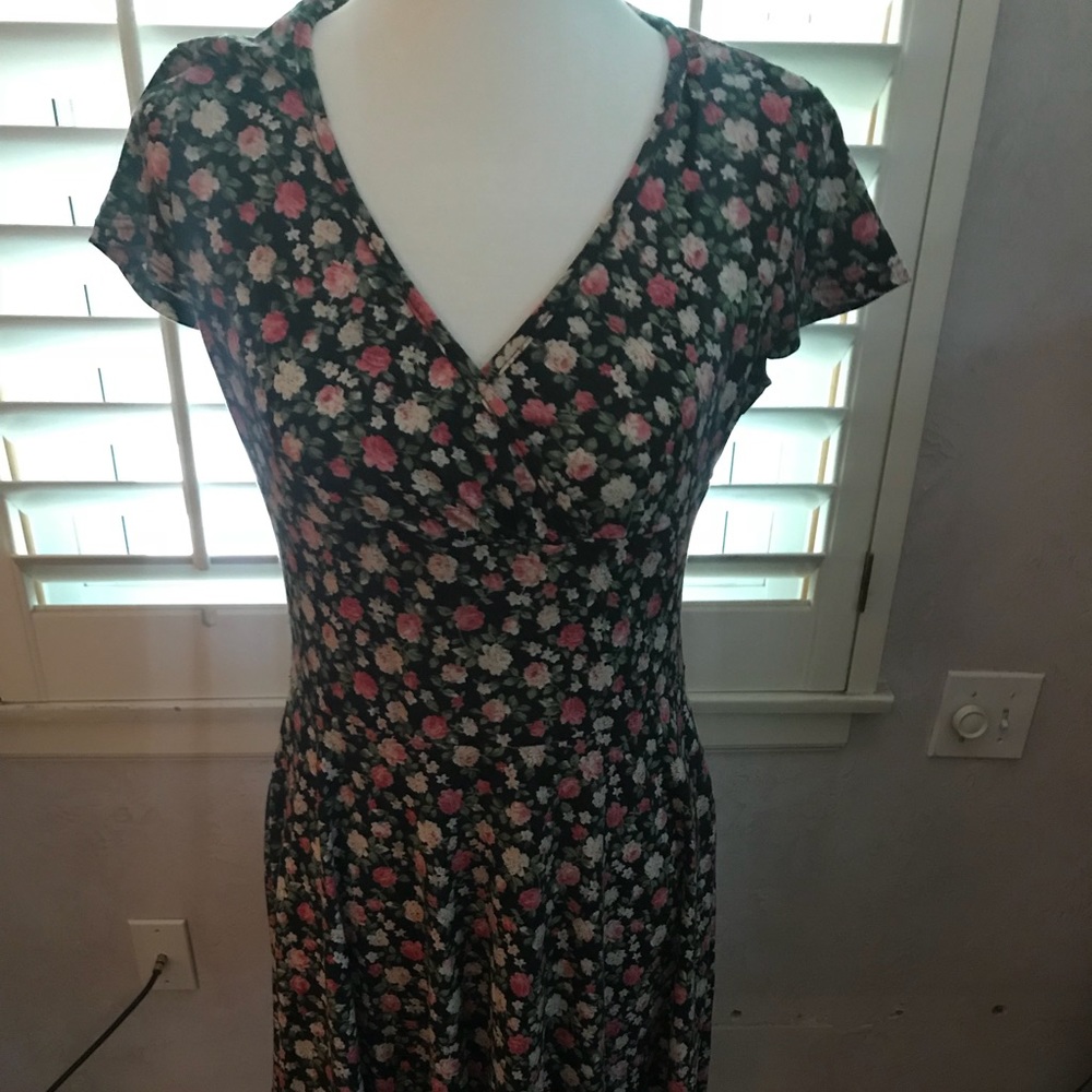 Cute floral dress. Worn once. Large.
